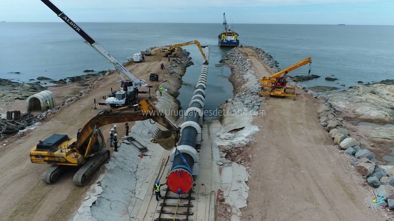 Video aéreo de la instalación de un emisor subacuático al oeste de Montevideo
