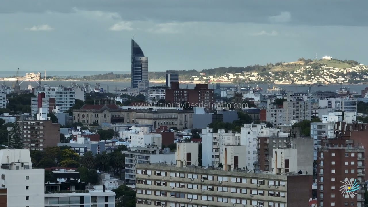 Video aéreo con el Cerro y la torre de Antel, Montevideo