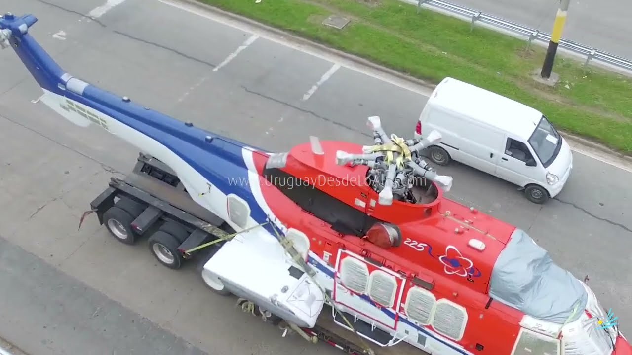 Video aéreo del transporte de un helicóptero en un camión con zorra
