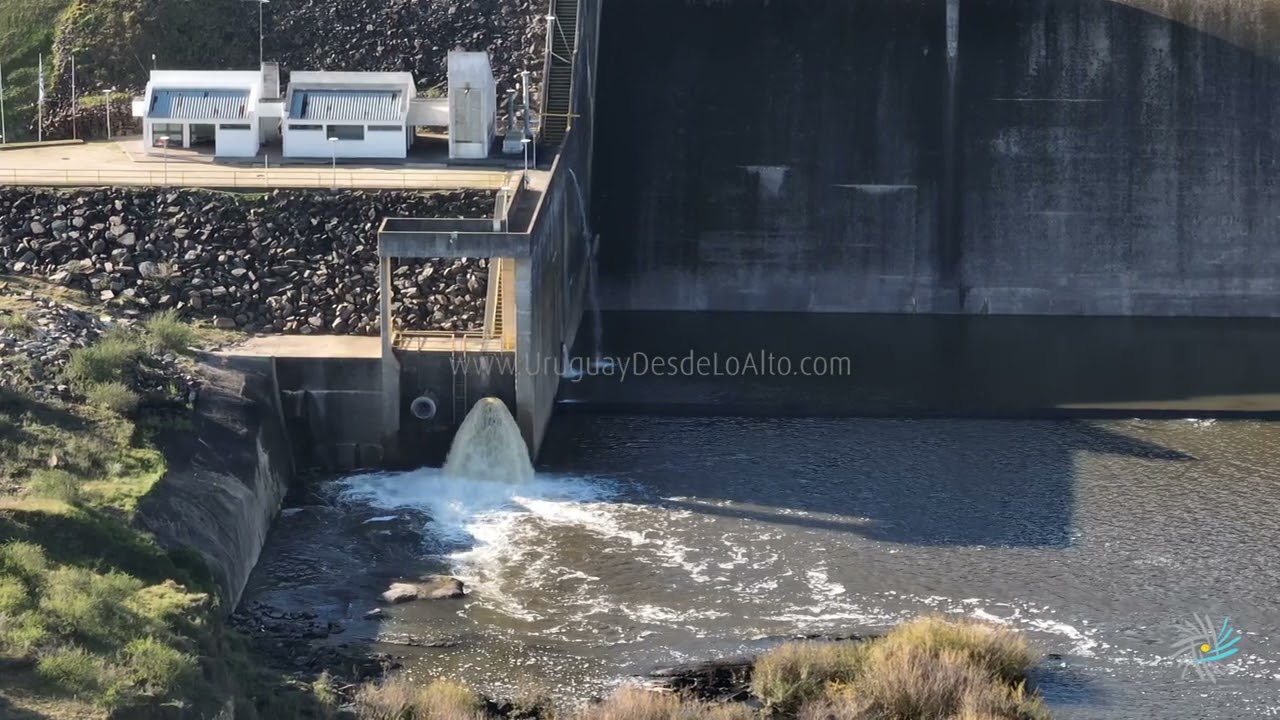 Video aéreo del mínimo pasaje de agua por la represa de Paso Severino en época de sequía