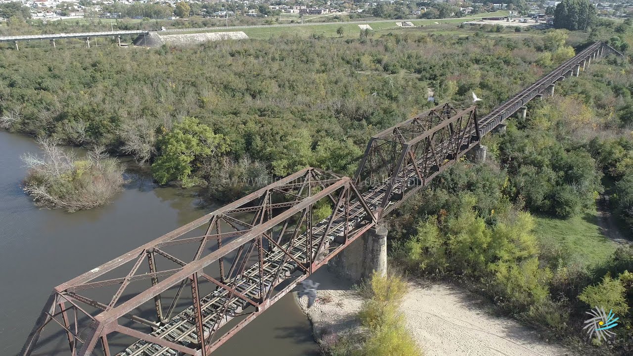 Video aéreo de los puentes en Ruta 5 y el ferroviario, Florida