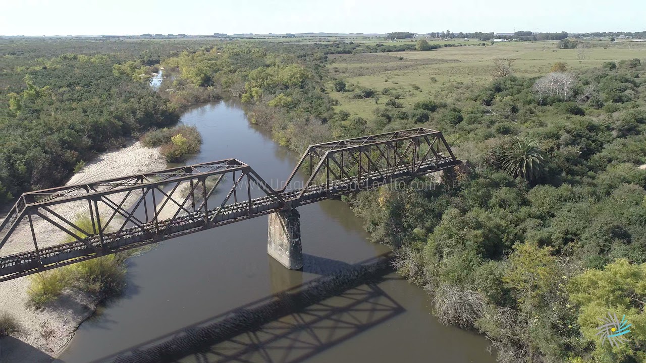 Video aéreo del puente ferroviario sobre el río Santa Lucía, Florida