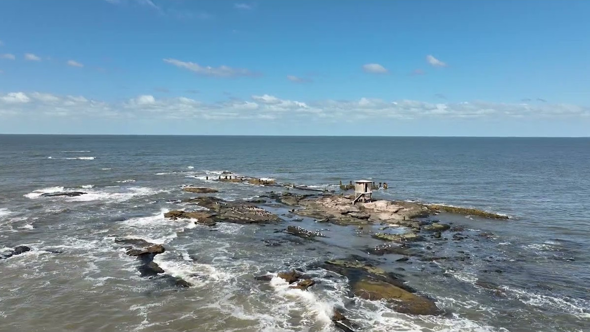 Video aéreo del islote frente a la playa de Atlántida