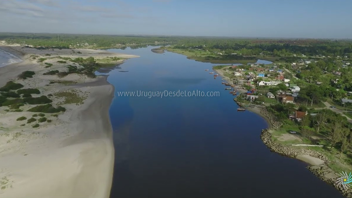 Video aéreo de un recorrido de 16,7Km sobre el arroyo Pando, Canelones. Algo más de 5Km desde la desembocadura. Límites entre El Pinar y Neptunia. Enero 2022. Parte 1, aguas arriba.