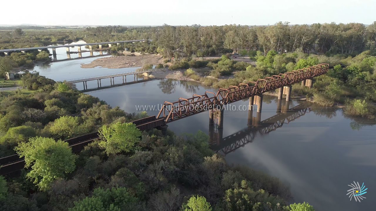 Video aéreo de los puentes sobre el río Olimar Chico. Puentes ferroviario, de Ruta 8 y uno local de menor porte en la ciudad de Treinta y Tres, Uruguay.
