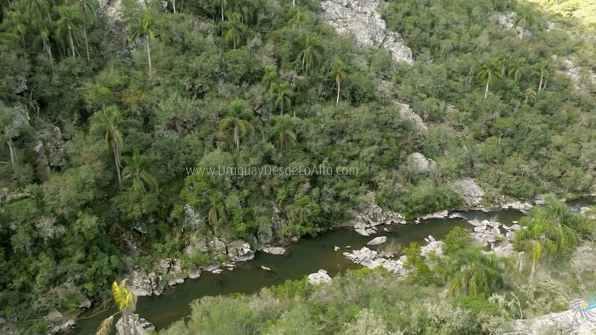 Video aéreo de la Quebrada de los Cuervos, departamento de Treinta y Tres. Arroyo Yerbal Chico.