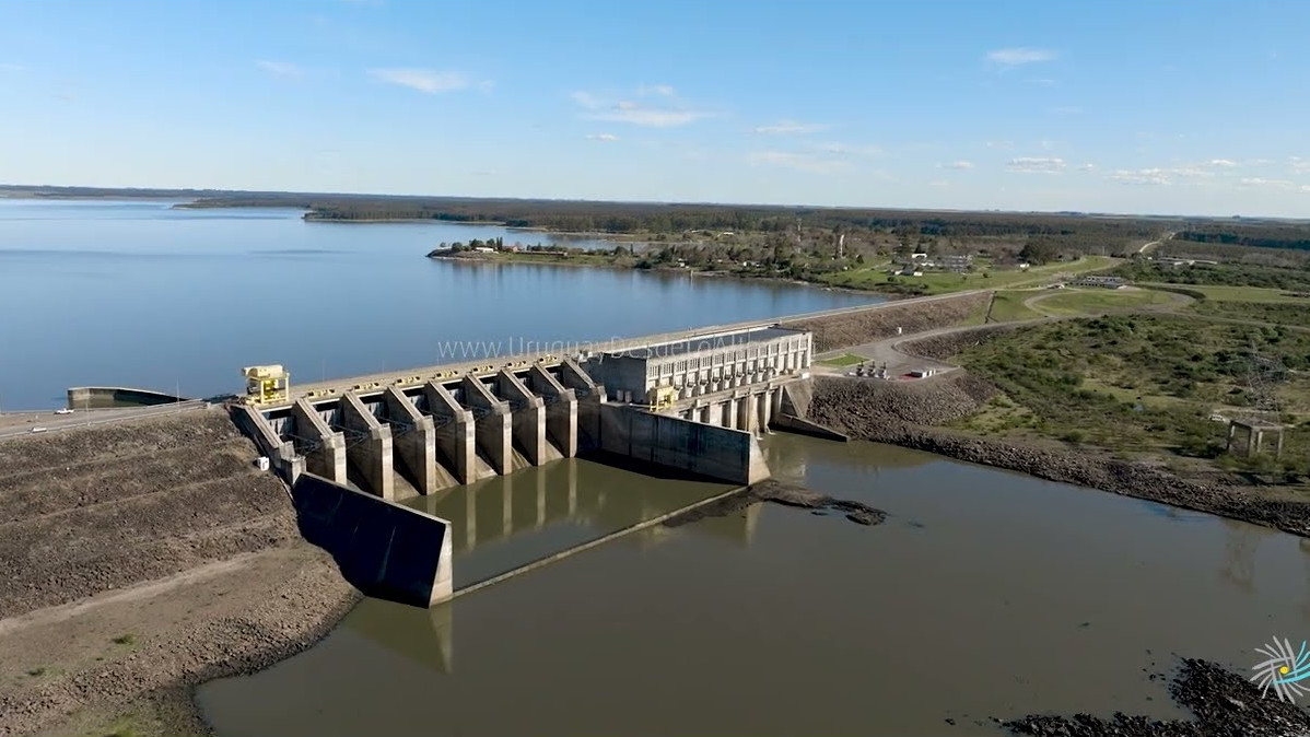 Video aéreo en Palmar, Soriano. Represa hidroeléctrica sobre el río Negro en la ruta 55
