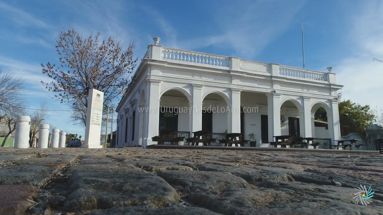 Video aéreo sobre Villa Soriano y el río Negro. La Prefectura de Villa Soriano pertenece al departamento de Soriano pero el muelle y la costa próxima hacia el oeste pertenecen al de Río Negro.