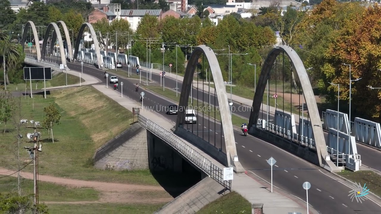 Filmación aérea con teleobjetivo de los puentes sobre el arroyo Tacuarembó Chico