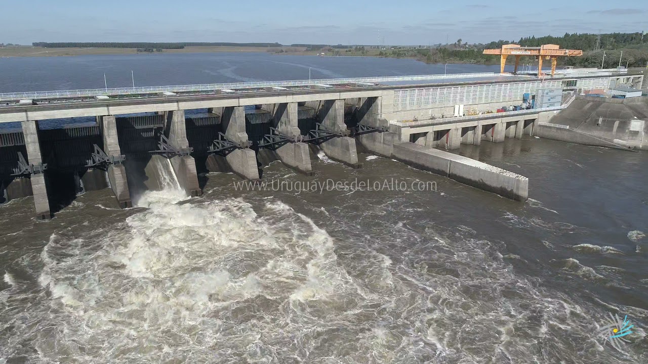 Video aéreo de la represa de Baygorria. En el Río Negro, límite de los departamentos de Durazno y Río Negro.