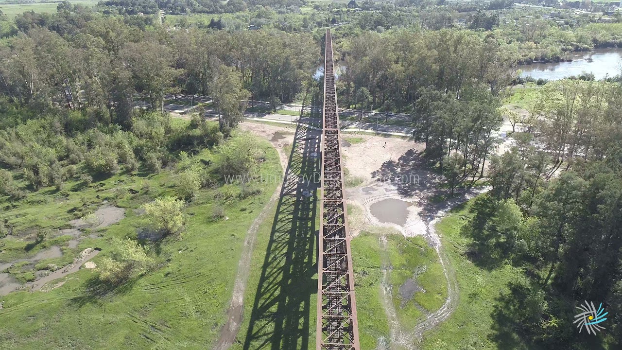Video aéreo del antiguo puente ferroviario sobre el río Yí en Durazno Yi. Límite entre Santa Bernardina y Durazno capital.