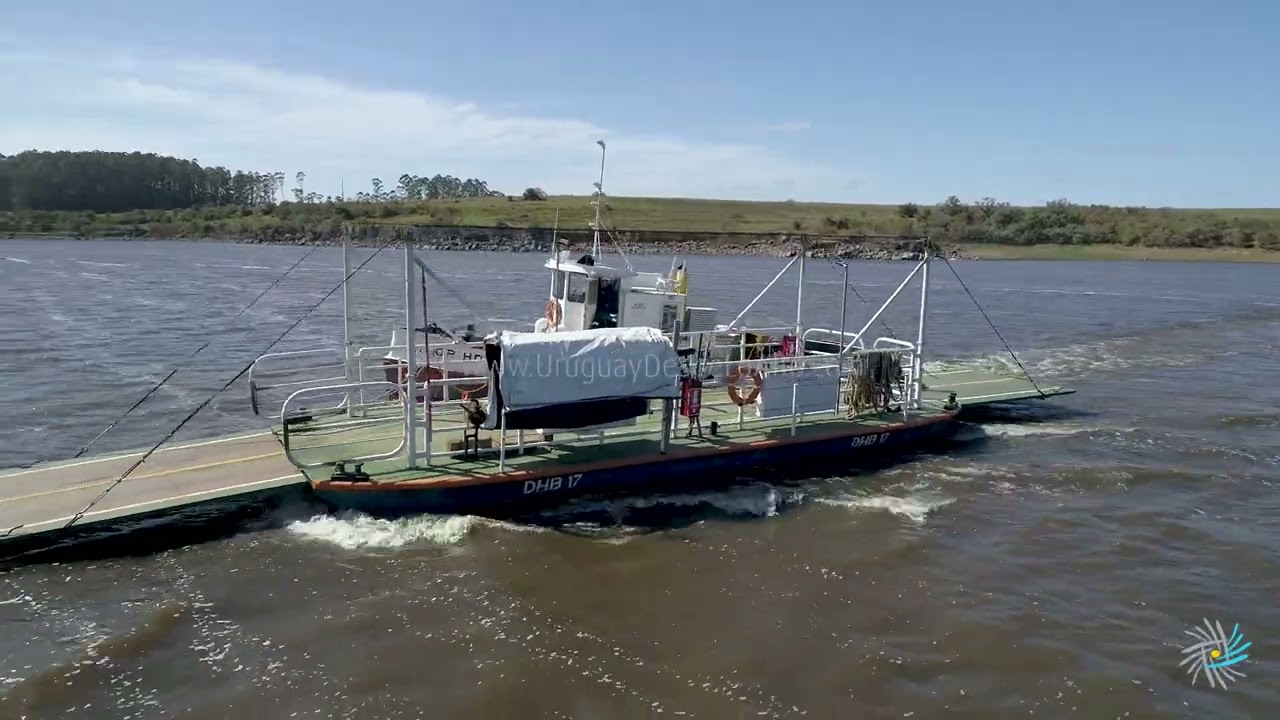 Video aéreo de la balsa que cruza el río Negro desde San Gregorio a ruta 43 en Durazno