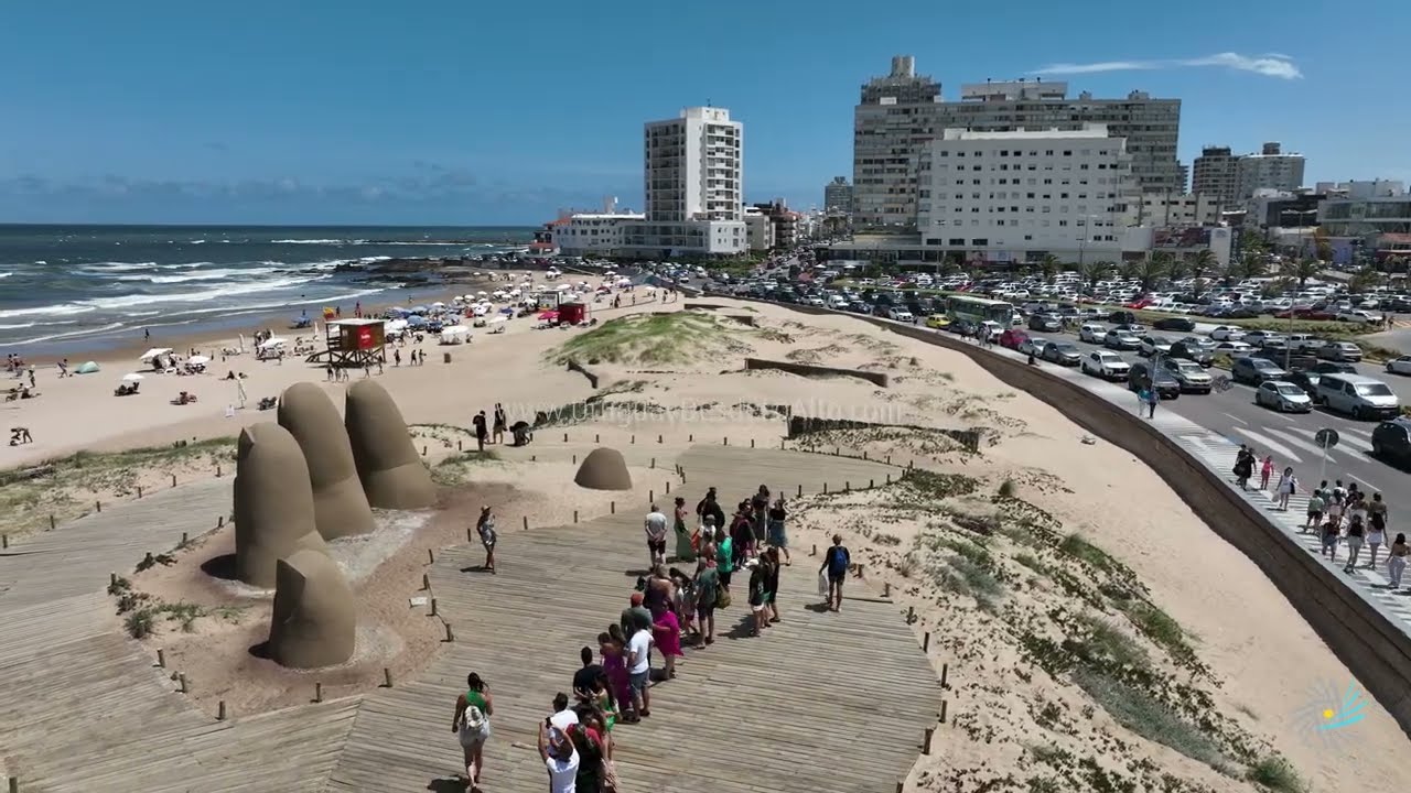 Video aéreo por La Mano (Dedos) en playa Brava de Punta del Este