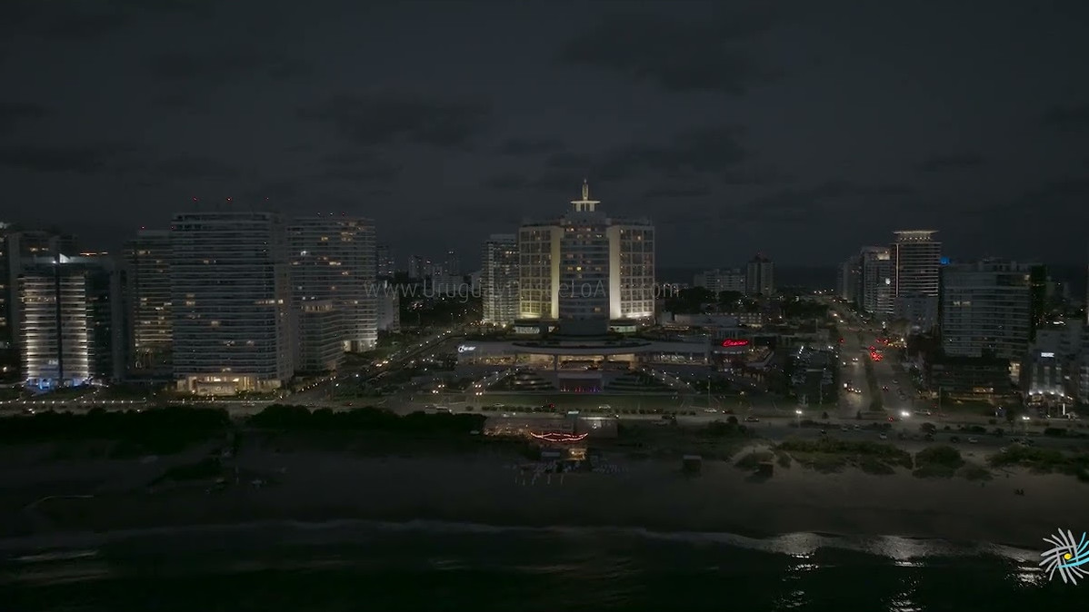 Video aéreo al anochecer en playa Mansa, Hotel Enjoy (Contad) de Punta del Este