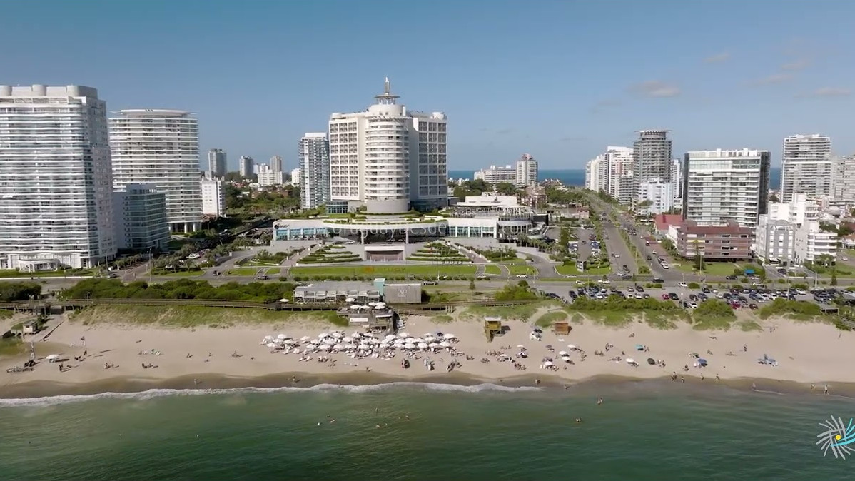 Video aéreo en Playa Mansa de Punta del Este. Hotel Enjoy (Conrad)