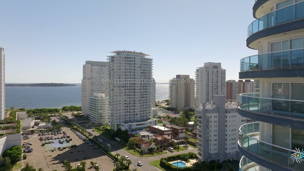 Video aéreo entre edificios de la playa Mansa y el hotel Enjoy de Punta del Este