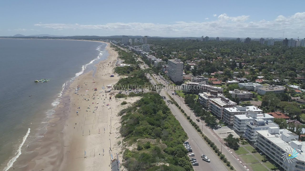 Video aéreo sobre Playa Brava en Punta del Este. Rambla Lorenzo Batlle Pacheco.