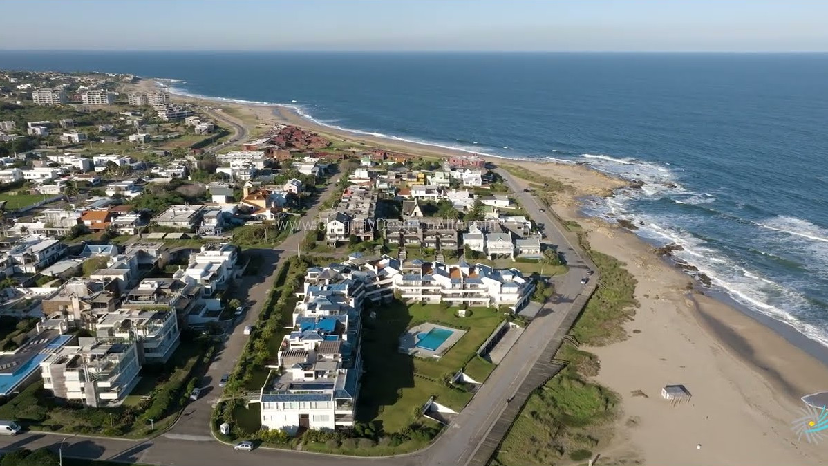 Video aéreo en Manantiales, Maldonado. Playas Montoya y Bikini sobre el Océano Atlántico