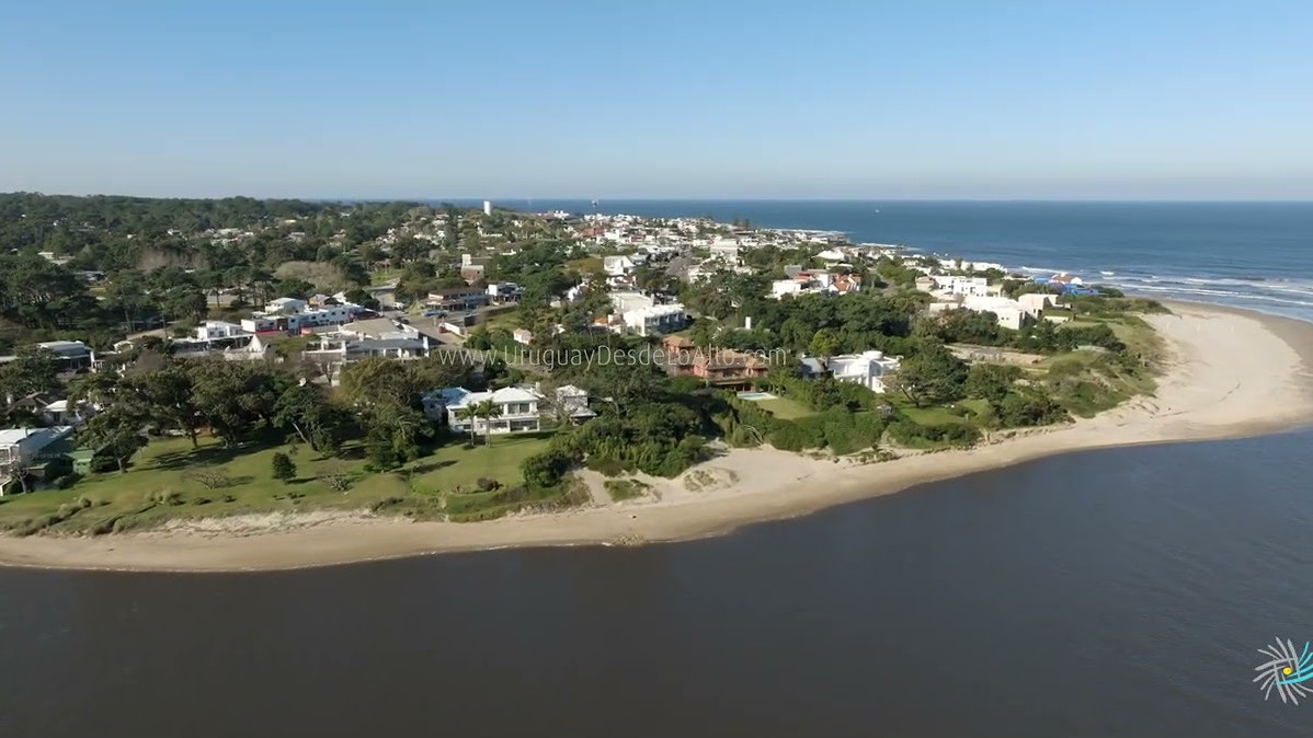 Video aéreo en La Barra de Maldonado, el puente ondulante y las playas sobre el arroyo