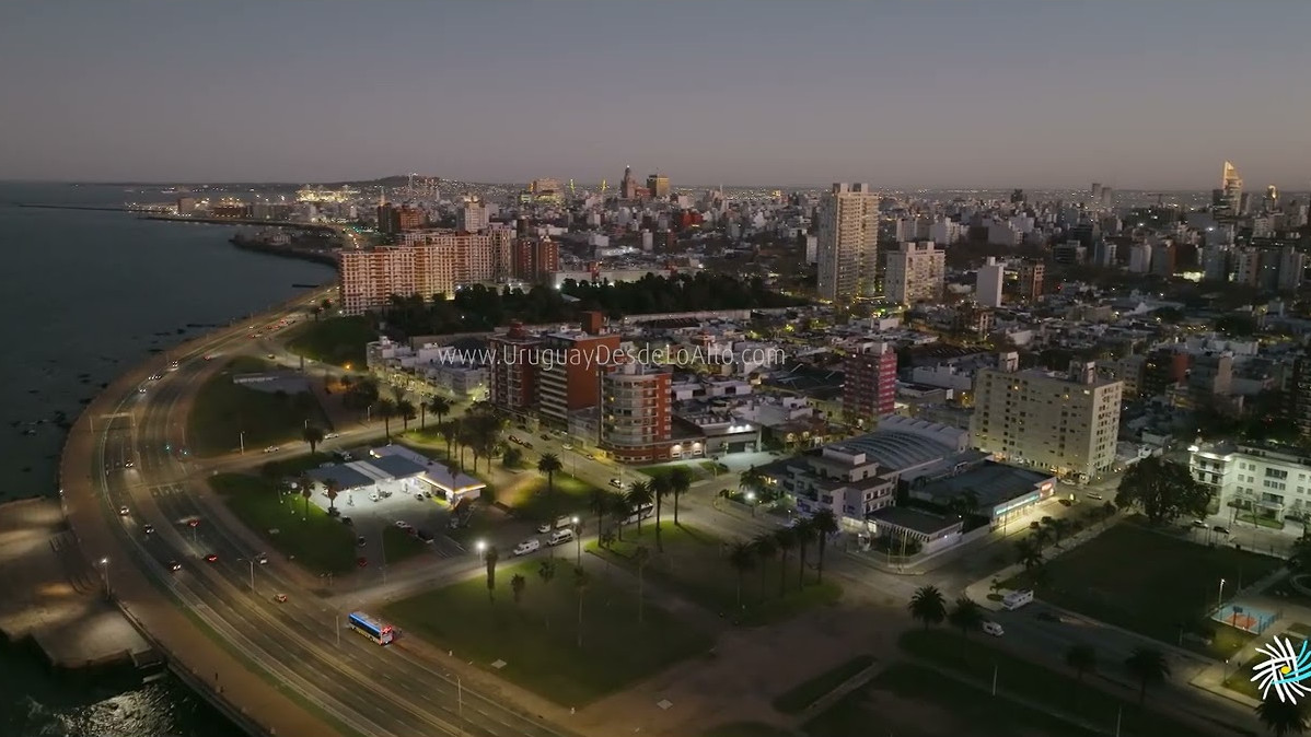 Video aéreo al alba por la rambla sur, calles Ejido, La Cumparsita y Santiago de Chile, MVD