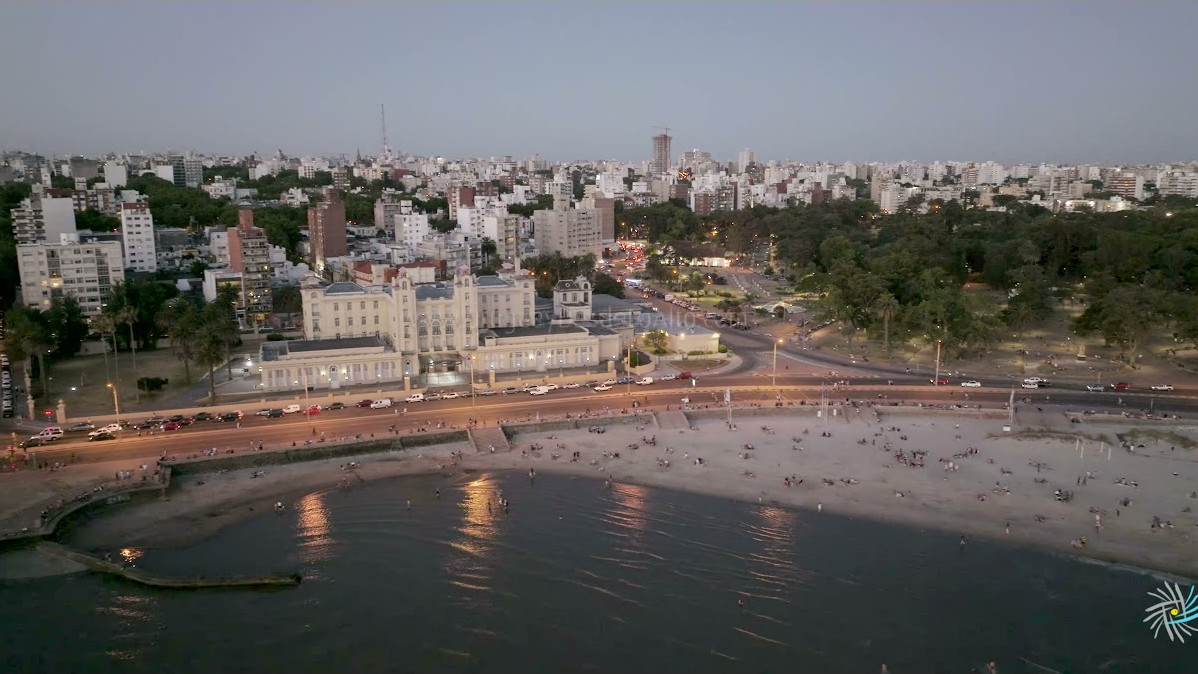 Video aéreo en la playa Ramírez, Parque Rodó y sede del Mercosur al atardecer