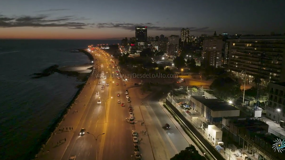 Video aéreo por la rambla República Argentina al anochecer