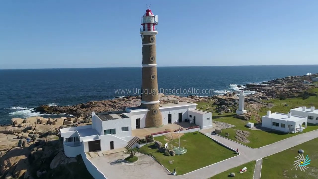 Video aéreo próximo al faro de Cabo Polonio, Rocha