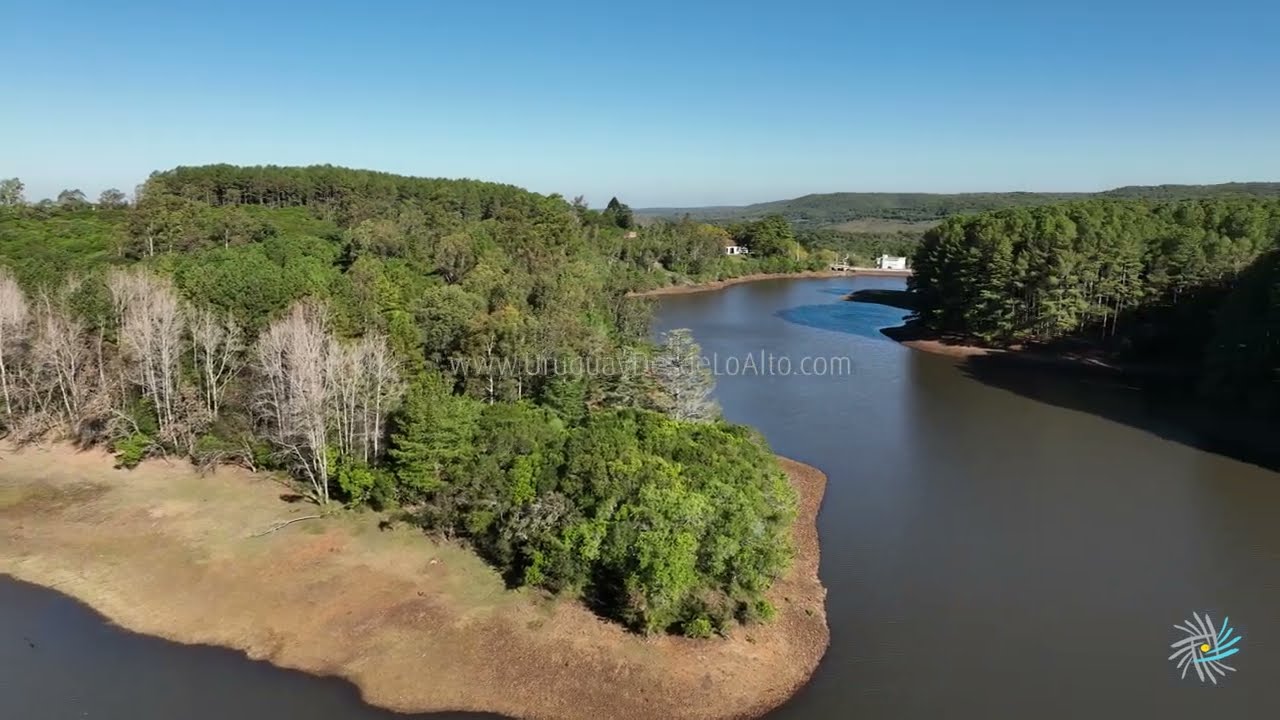 Video aéreo sobre el embalse y presa de OSE en Cuchilla Negra y autódromo próximo, Rivera. Autódromo Eduardo P. Cabrera.