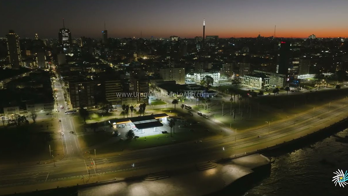 Video aéreo antes de la salida del sol en el Barrio Sur, la rambla y la calle Ejido, MVD