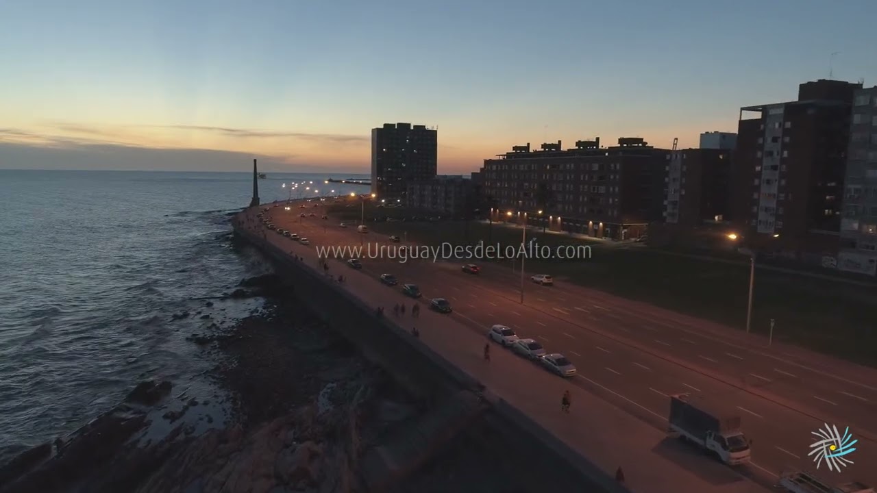Video aéreo en las ramblas Francia y Gran Bretaña de la Ciudad Vieja al atardecer