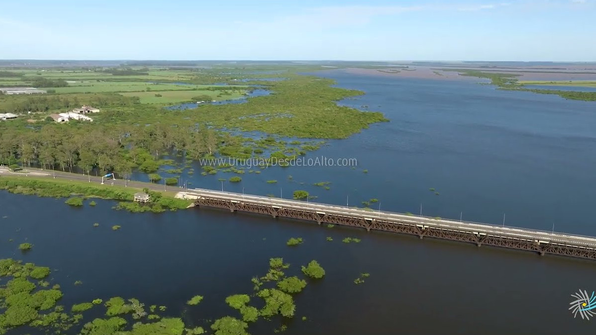 Video aéreo matutino por la localidad y el río Cuareim en el departamento de Artigas