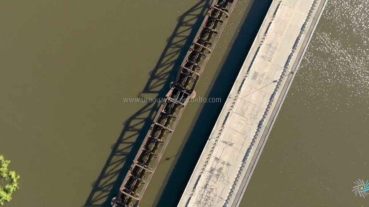 Video aéreo del río, puentes y la localidad de Cuareim, Artigas, límite con Brasil