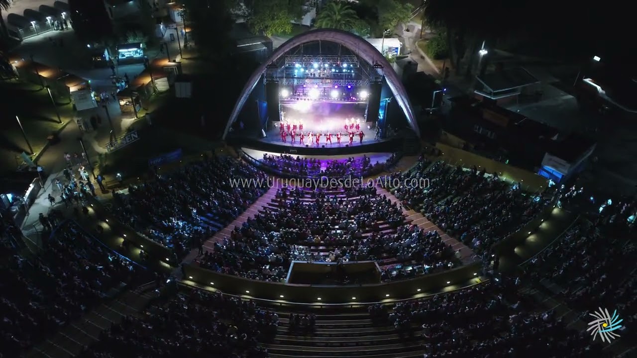 Video aéreo nocturno sobre el Teatro de Verano