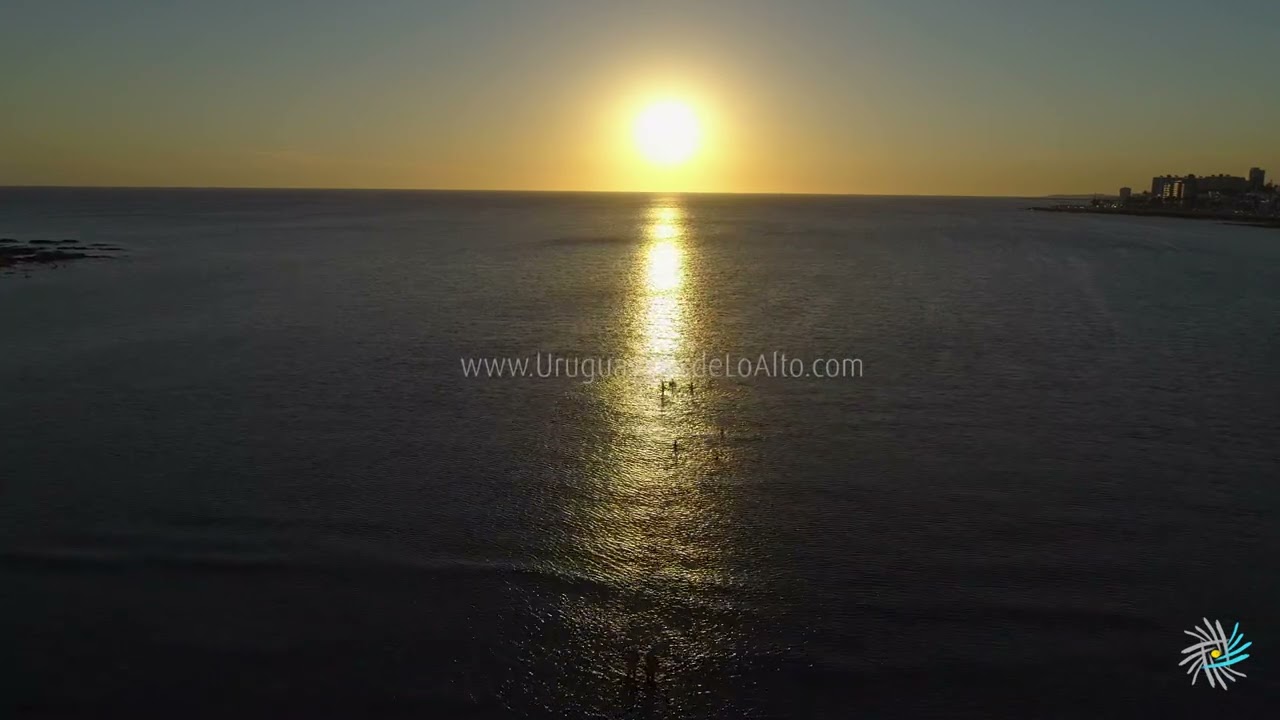 Video aéreo de una puesta de sol en la Playa Ramírez, Montevideo