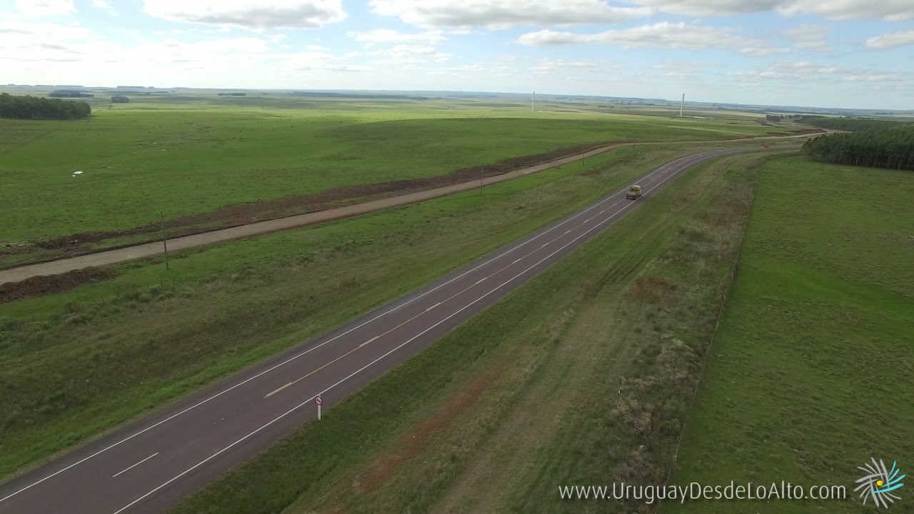 Videos aéreos de una carretera que atraviesa un campo