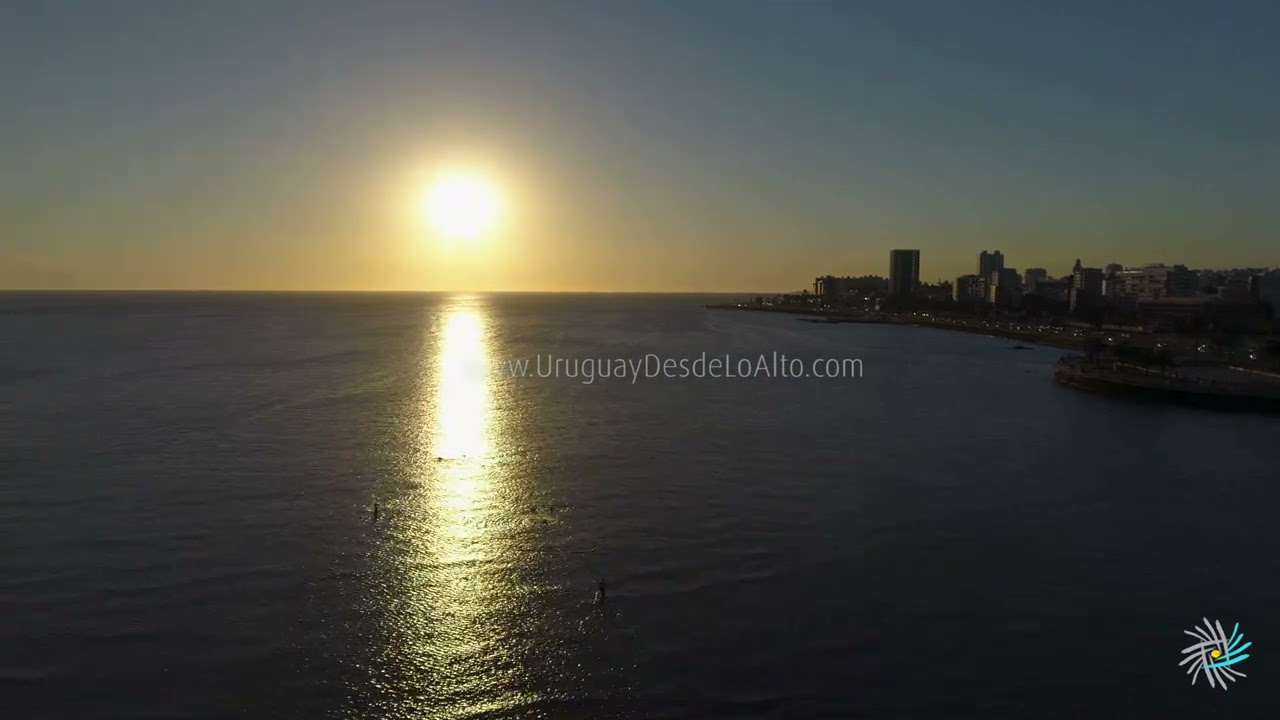 Video aéreo de una puesta de sol en la Playa Ramírez, Montevideo
