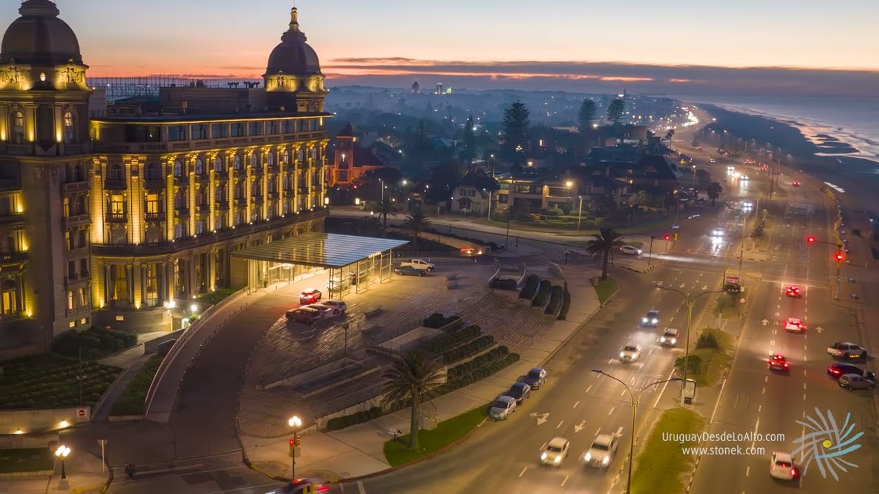 Recorrido por una foto aérea del amanecer en la rambla Tomás Berreta y hotel Carrasco, MVD M3 17314