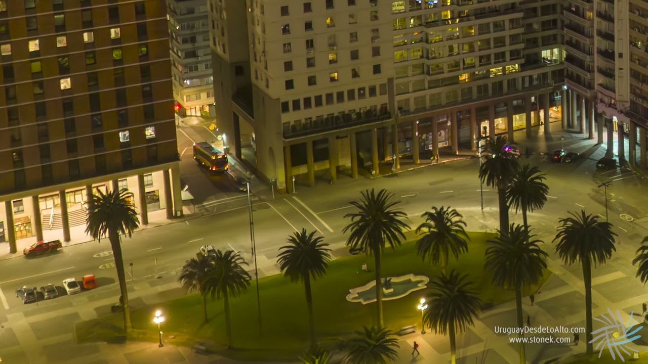 Recorrido sobre una foto aérea en Plaza Independencia de Montevideo al amanecer M3 17574