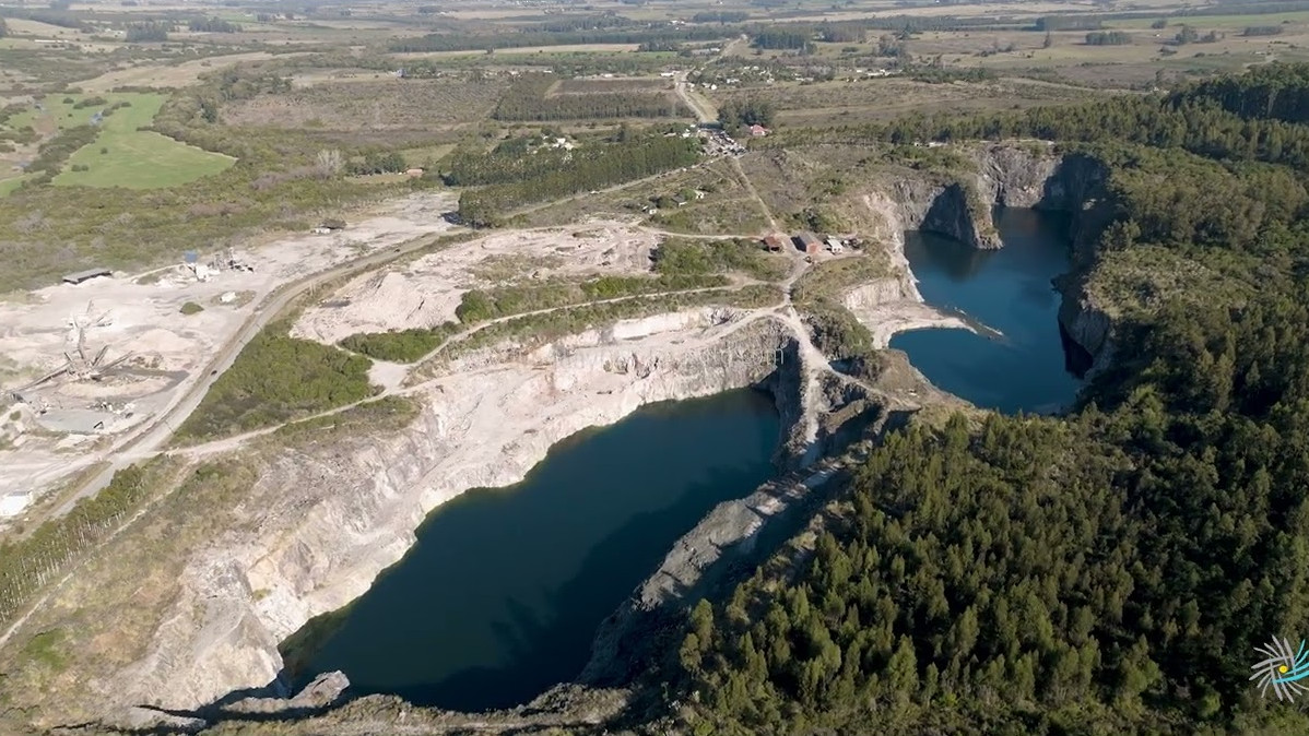 Video aéreo sobre la cantera Nueva Carrara próxima a Pan de Azúcar, Maldonado