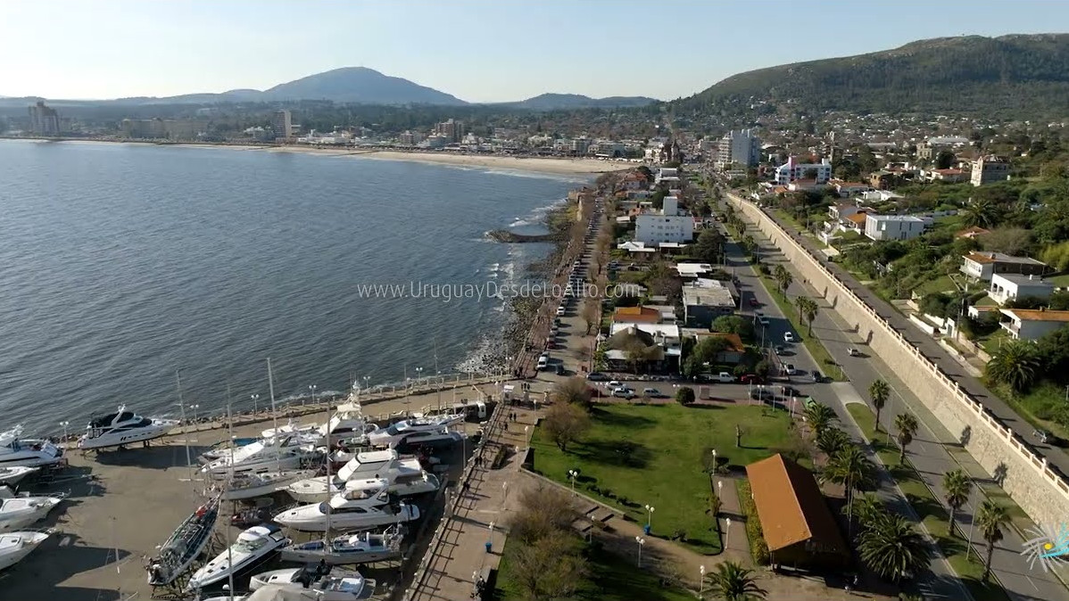 Video aéreo en Piriápolis, el puerto, Punta Fría,el cerro San Antonio, el hotel Colón y la Rambla de los Argentinos