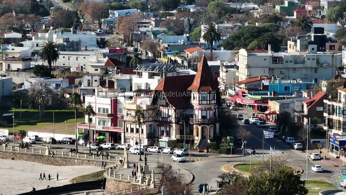 Video aéreo general por la costa de Piriápolis, Maldonado. El puerto, la rambla, playa y cerros