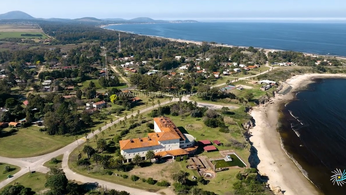 Video aéreo por el balneario Solís, Río de la Plata, arroyo Solís Grande un día soleado de invierno.