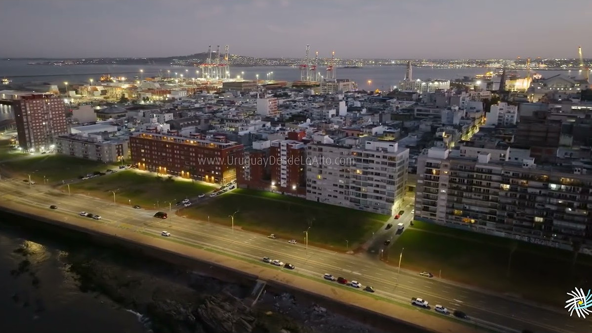 Video aéreo antes del amanecer sobre la rambla Francia y la Ciudad Vieja, Montevideo