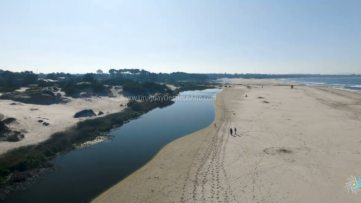 Video aéreo sobre las costas de Parque del Plata y La Floresta. Arroyo Solís Grande, Costa de Oro del departamento de Canelones.