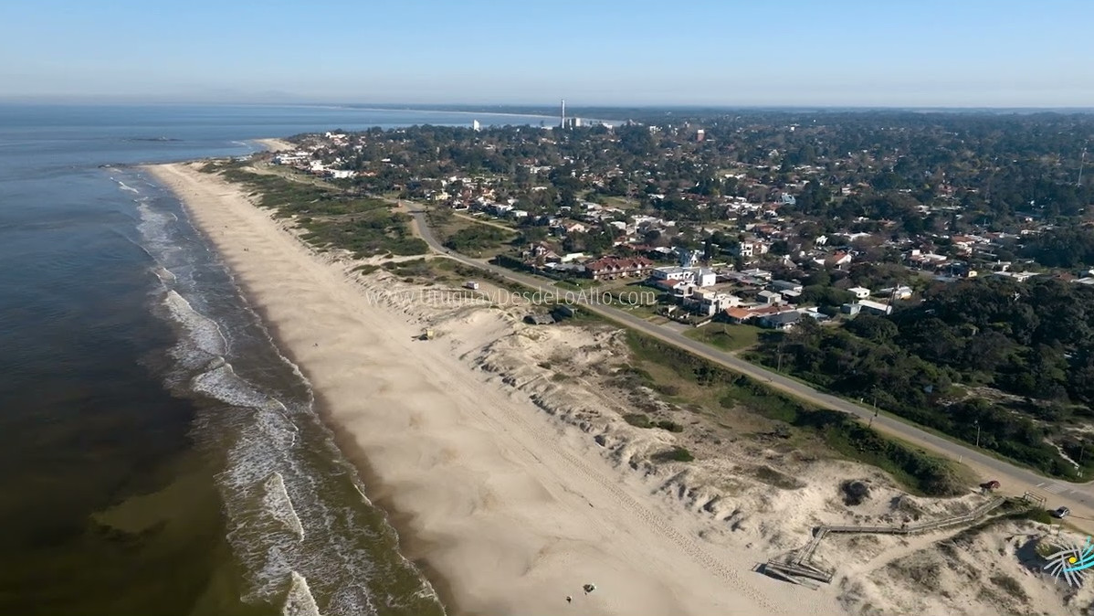 Video aéreo sobre la costa de playa Brava de Atlántida y la de Parque Plata, Canelones. Bruma matutina invernal.