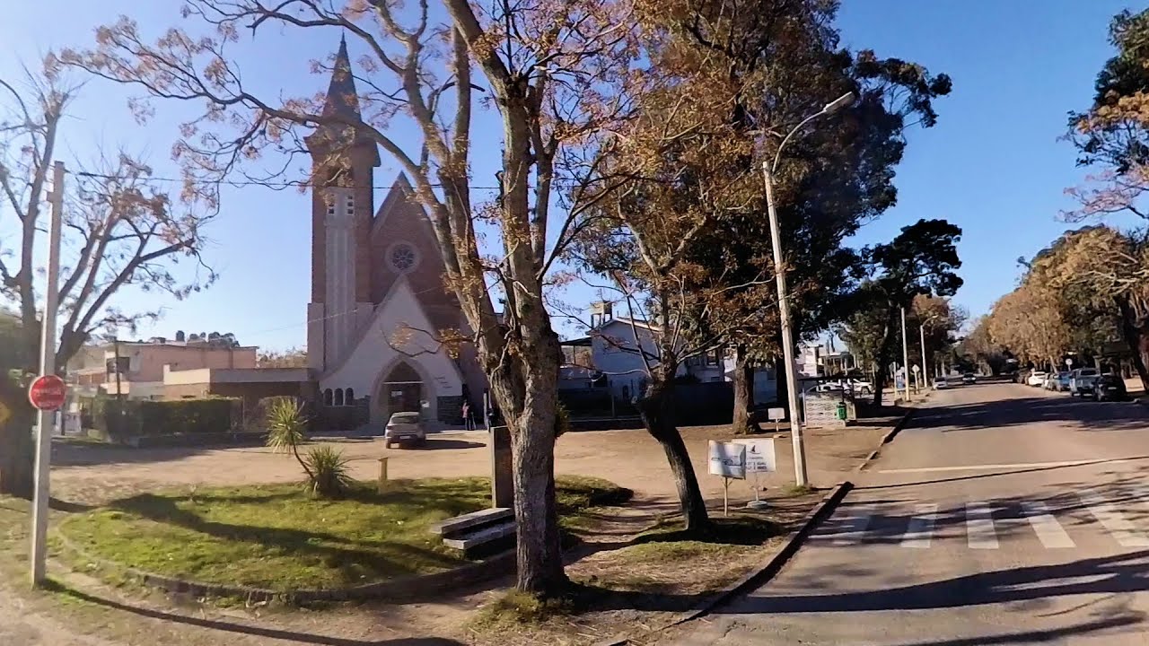 Recorrido interactivo 360° (con el dedo o con el puntero del ratón se puede cambiar la orientación de la cámara mientras el video está corriendo) por calles del balneario Atlántida en el departamento de Canelones