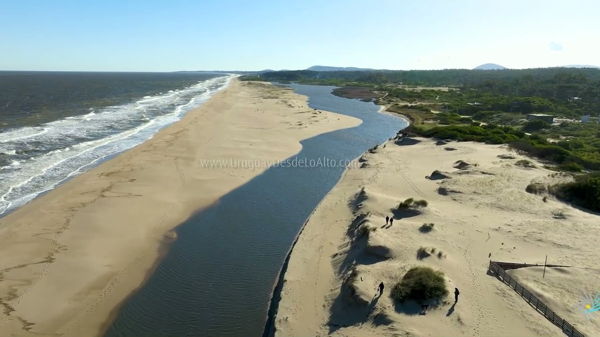 Video aéreo sobre la costa del balneario Chihuahua y el arroyo El Potrero