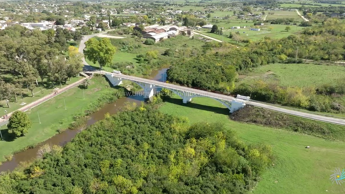 Video sobre el arroyo Colla en la ciudad de Rosario, departamento de Colonia.
El puente ferroviario construido con hierro y piedra a fines del siglo 19 fue destruido por una crecida del arroyo Colla en el año 2016.