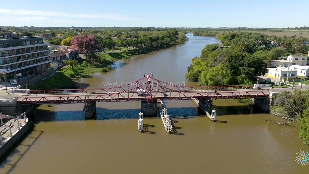 Video aéreo por el puente giratorio en la ruta 21 sobre el arroyo de las Vacas, Carmelo, departamento de Colonia
