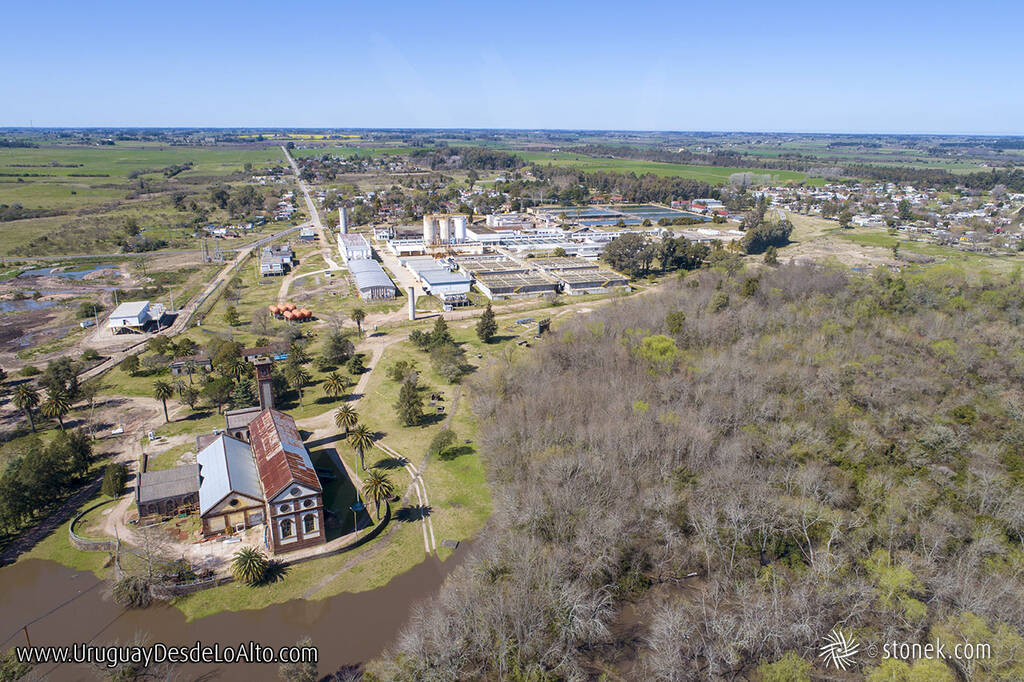 Vista aérea de la planta potabilizadora de agua de OSE, Departamento de Canelones